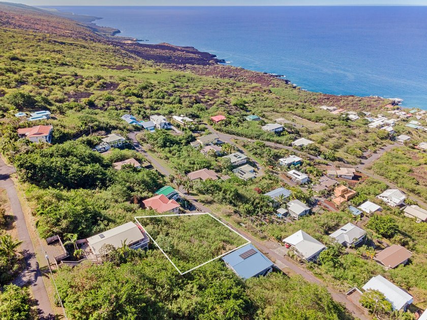 Owner financing available with 50% down on this beautiful - Beach Lot for sale in Captain Cook, Hawaii on Beachhouse.com