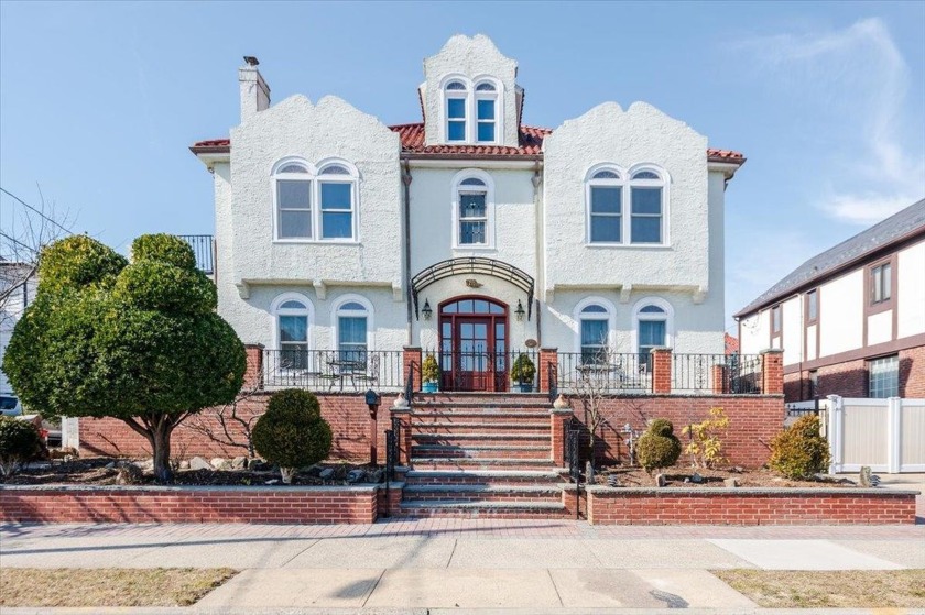 Step into an atmosphere of exceptional distinction where - Beach Home for sale in Long Beach, New York on Beachhouse.com