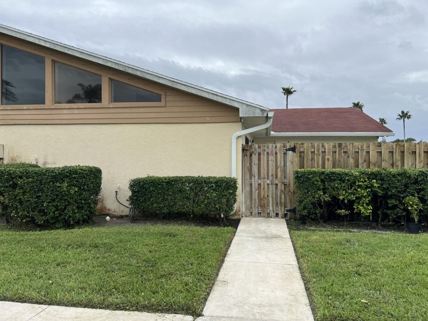 Spacious 2 Bedroom 2 bath Villa centrally located close to all - Beach Townhome/Townhouse for sale in West Palm Beach, Florida on Beachhouse.com