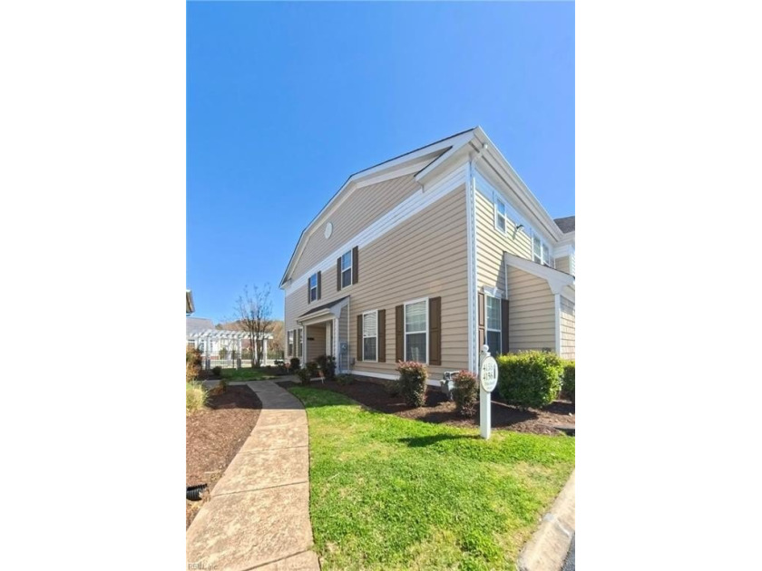 This beautiful 3 bedroom 2.5 bath condo has new paint, new - Beach Condo for sale in Suffolk, Virginia on Beachhouse.com