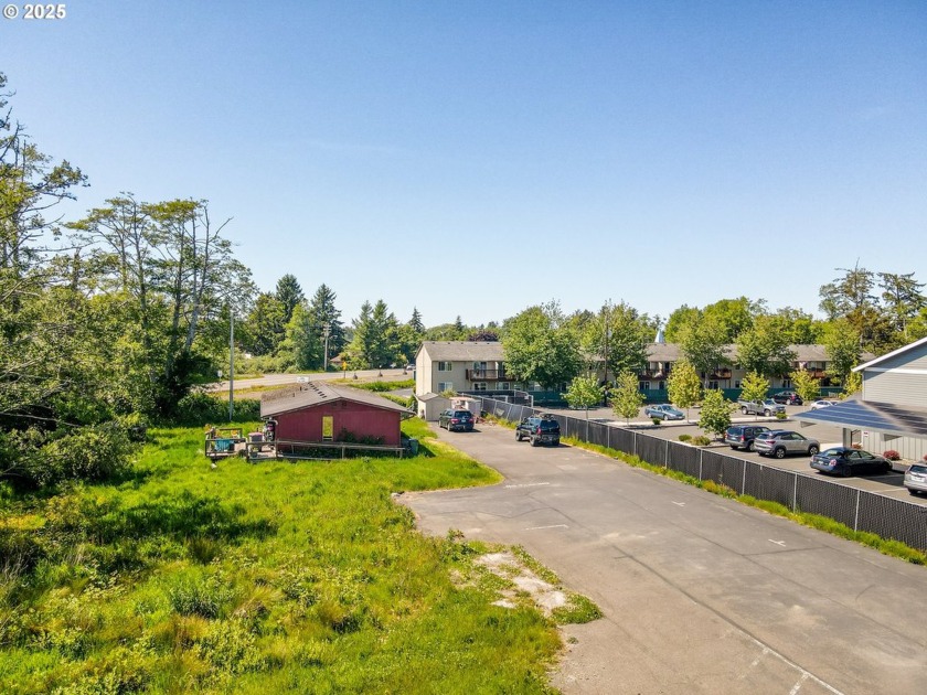 This 3 bedroom, 2 bath fixer sits on a level 1/3 acre lot with - Beach Home for sale in Warrenton, Oregon on Beachhouse.com