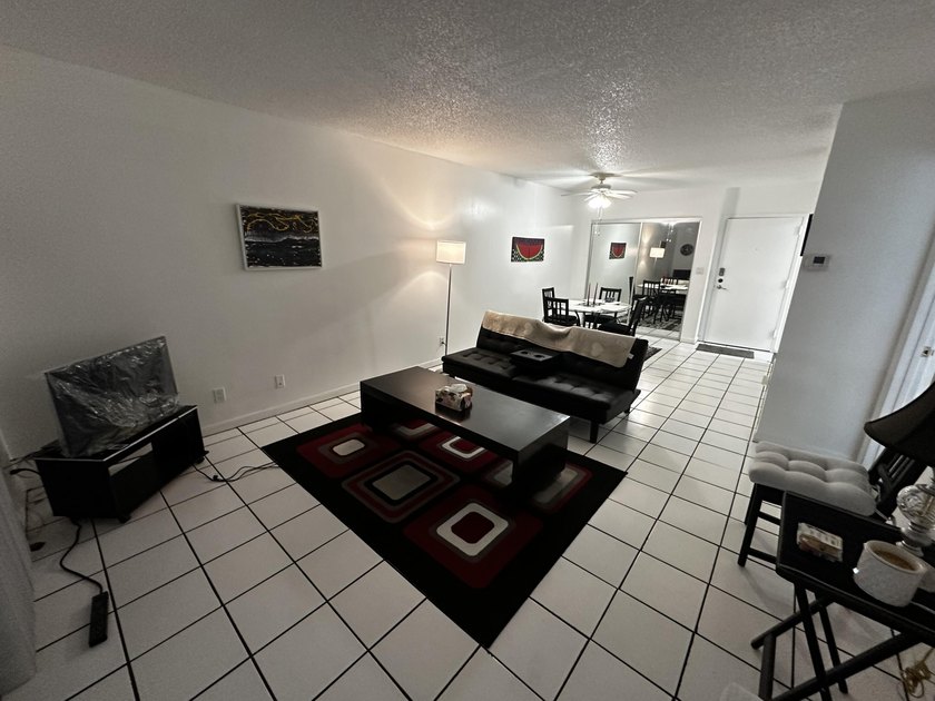 Wonderful opportunity with this investor friendly property with - Beach Condo for sale in Oakland Park, Florida on Beachhouse.com