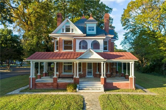 This historic Queen Anne Victorian home located in the charming - Beach Home for sale in Urbanna, Virginia on Beachhouse.com