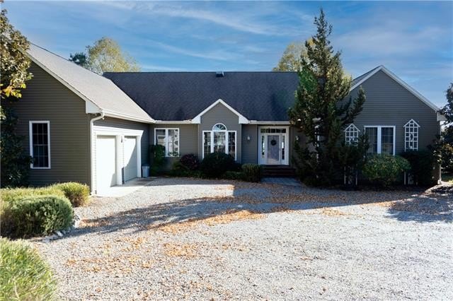 **Waterfront Retreat with Modern Amenities** Welcome to your - Beach Home for sale in Lottsburg, Virginia on Beachhouse.com