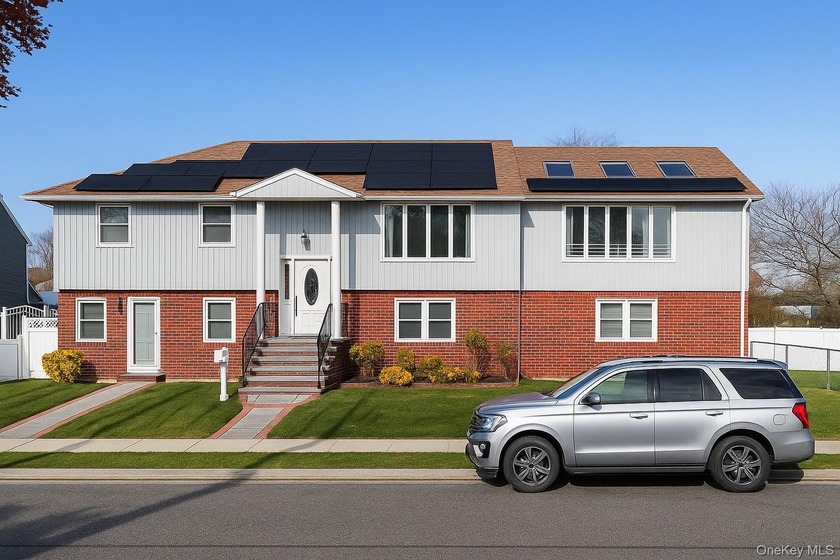 OPPORTUNITY KNOCKS! This spacious and sun-filled High Ranch on a - Beach Home for sale in Island Park, New York on Beachhouse.com