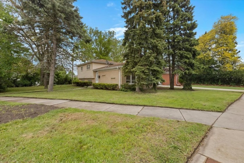 WELCOME TO 5323 LEE STREET, A STUNNING SPLIT-LEVEL HOME FILLED - Beach Home for sale in Skokie, Illinois on Beachhouse.com