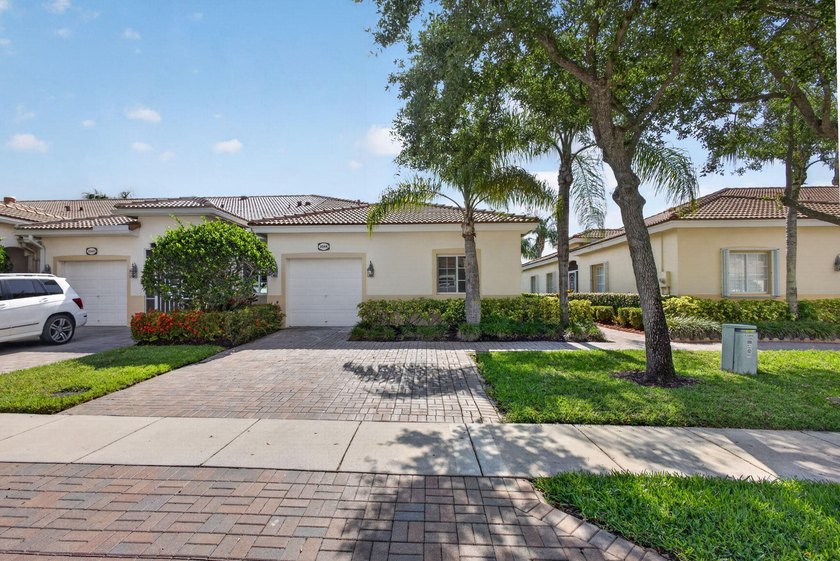 Incredible potential in the heart of Palm Beach Gardens. This - Beach Home for sale in West Palm Beach, Florida on Beachhouse.com