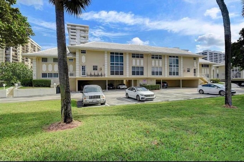 Light, Bright , Spacious 2/2 ACROSS FROM OCEAN. D/R 13x12 - Beach Condo for sale in Boca Raton, Florida on Beachhouse.com