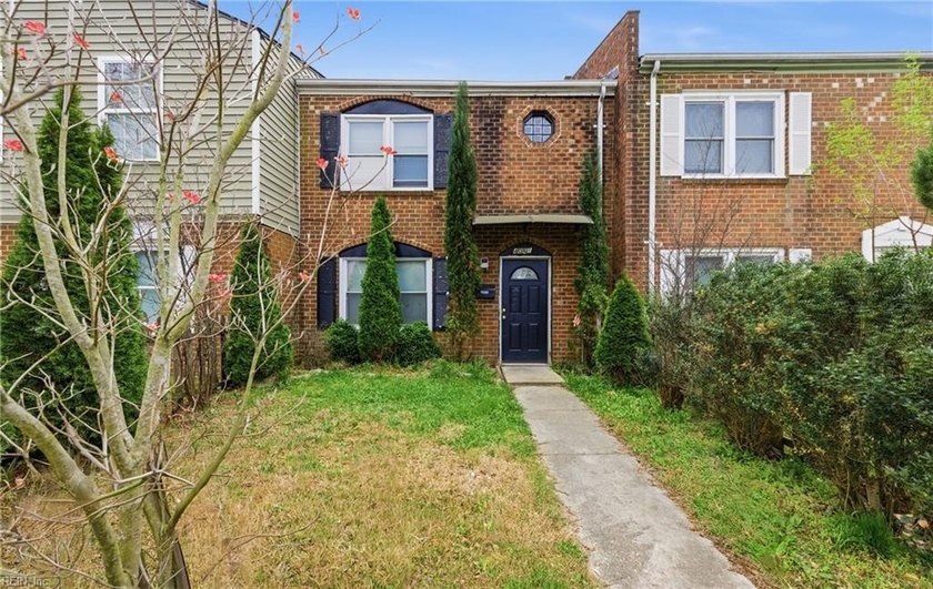 Great Investment! 3 bedroom, 1 1/2 bath townhouse located in the - Beach Townhome/Townhouse for sale in Chesapeake, Virginia on Beachhouse.com