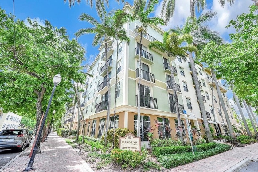 Spacious 1 bedroom condo with awesome pool view. Laminate - Beach Condo for sale in Hollywood, Florida on Beachhouse.com