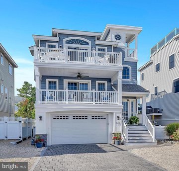 This BEAUTIFUL 10 year old coastal home shows like new - Beach Home for sale in Surf City, New Jersey on Beachhouse.com