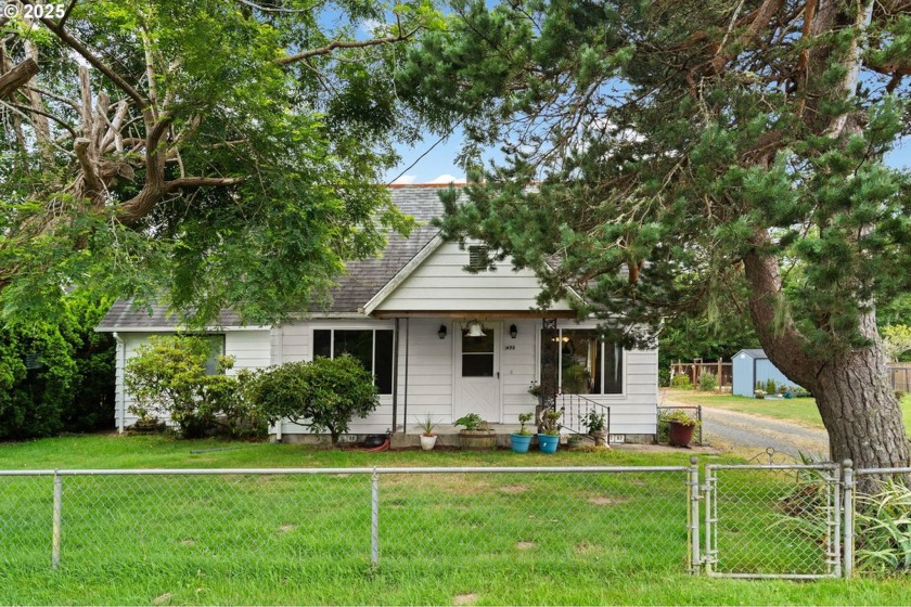 This charming 3 bedroom, 1.5 bath home offers 1,482 square feet - Beach Home for sale in Hammond, Oregon on Beachhouse.com