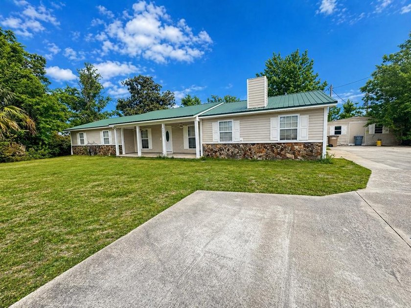 Located at 6672 Gardenia St in Wewahitchka, Florida, this - Beach Home for sale in Wewahitchka, Florida on Beachhouse.com