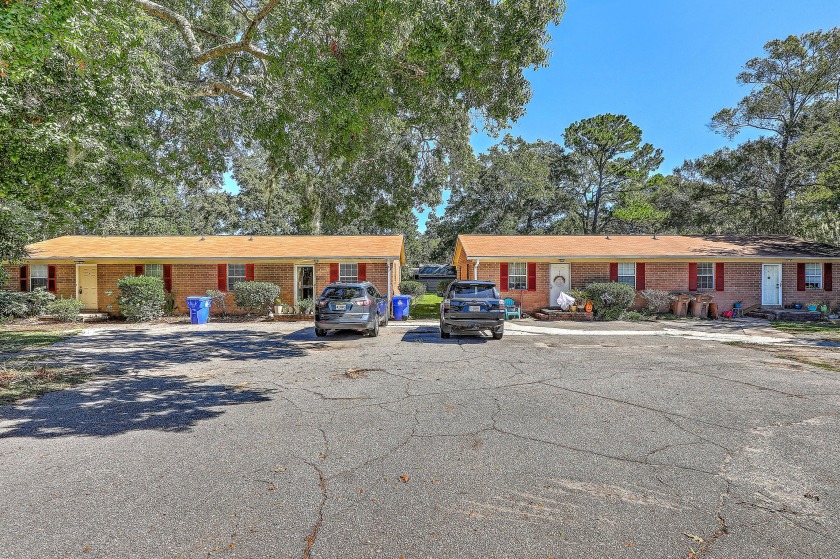 Investors and multi-family buyers - take note! This rare - Beach Home for sale in Charleston, South Carolina on Beachhouse.com