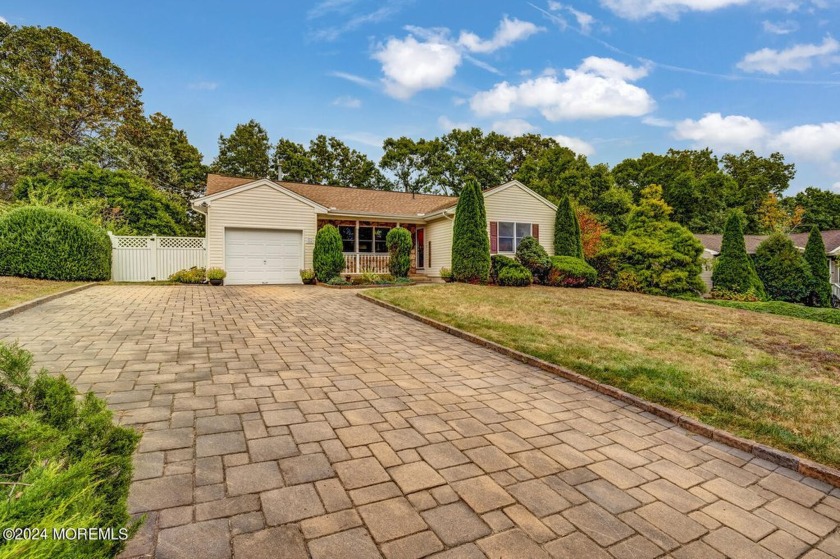 Immaculate, updated ranch on a 132 x 75 feet lot with 3 bedrooms - Beach Home for sale in Manahawkin, New Jersey on Beachhouse.com