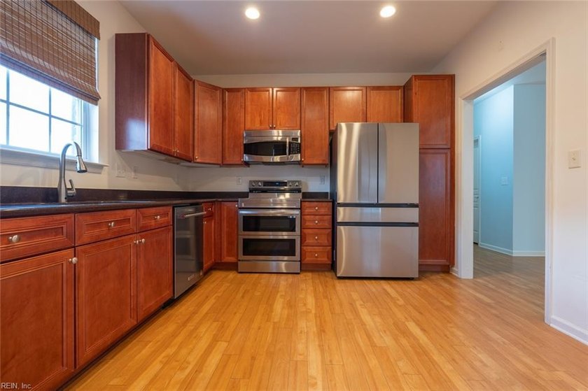 MOVE IN READY 3 Bedroom in Virginia Beach! This charming end - Beach Townhome/Townhouse for sale in Virginia Beach, Virginia on Beachhouse.com