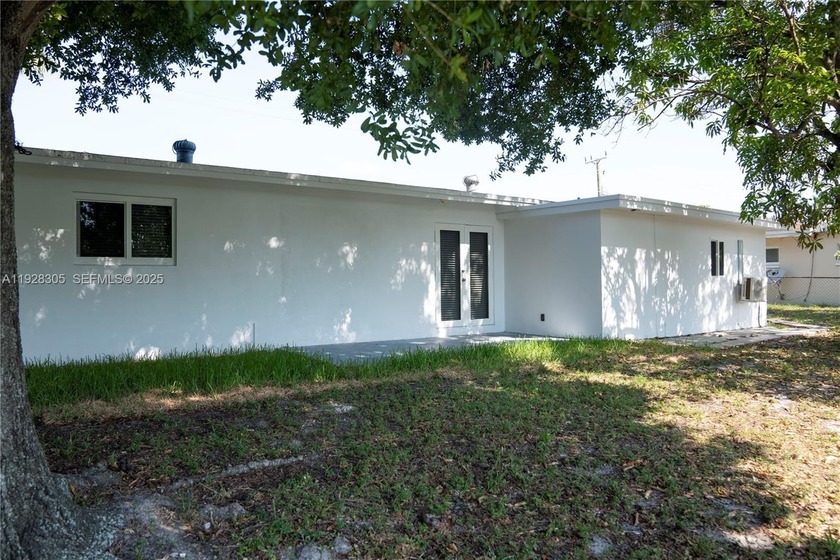 Beautifully Renovated Waterfront Home with stunning 3-bedroom - Beach Home for sale in Lauderhill, Florida on Beachhouse.com