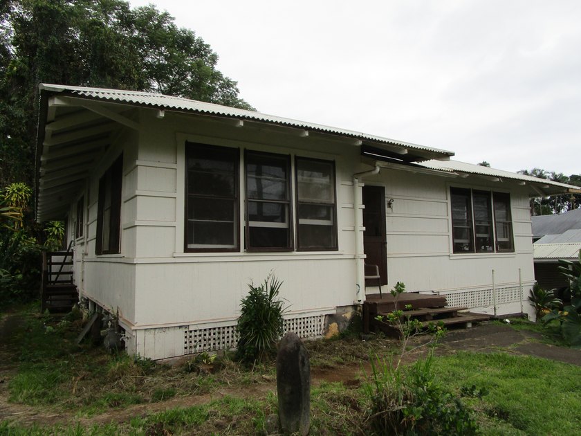 Classic Hawaiian home built in the 1940's. High ceilings with - Beach Home for sale in Hilo, Hawaii on Beachhouse.com