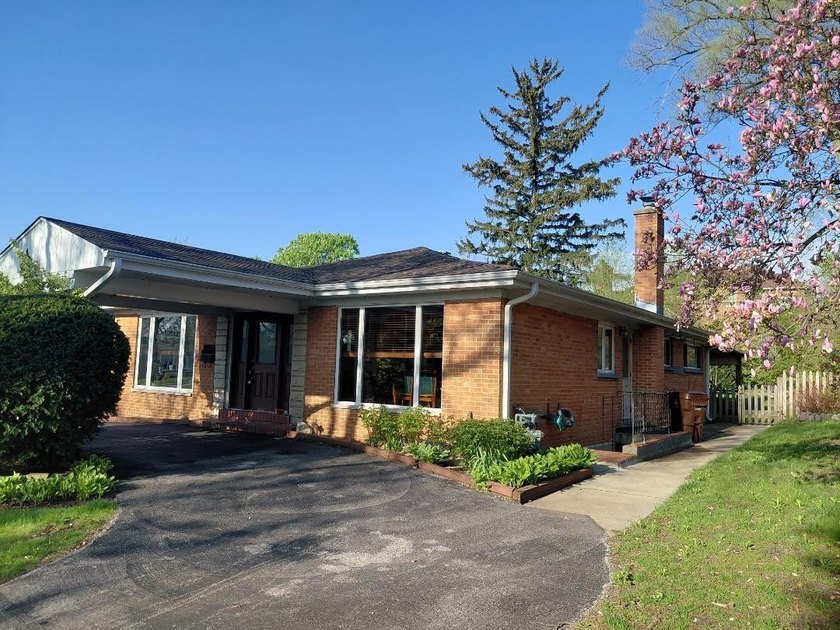 This almost 1700 sq ft brick ranch has large room sizes and a - Beach Home for sale in Skokie, Illinois on Beachhouse.com