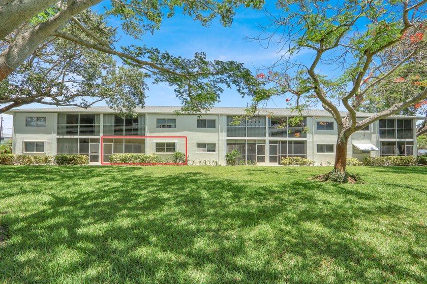 Rare 1st floor 2 bedroom, 2 bathroom condo with in unit laundry - Beach Condo for sale in Tequesta, Florida on Beachhouse.com