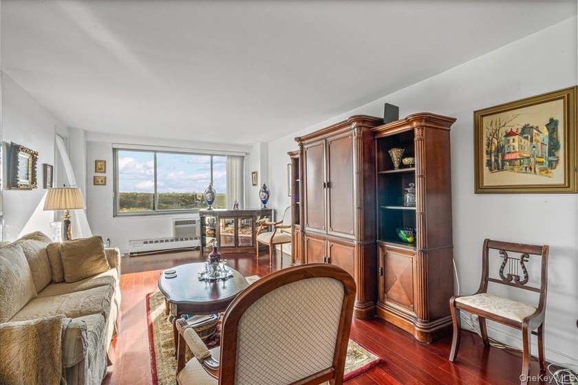 Welcome home to this bright and spacious top-floor one-bedroom - Beach Home for sale in Bayside, New York on Beachhouse.com
