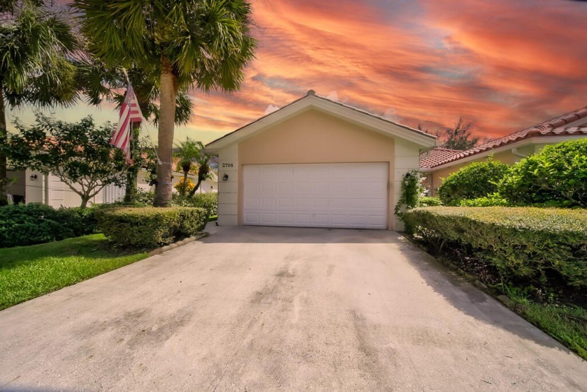 Welcome to this charming lakeview villa, offering 2 bedrooms, 2 - Beach Townhome/Townhouse for sale in West Palm Beach, Florida on Beachhouse.com