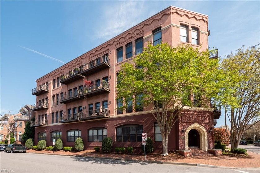 Dramatic and sophisticated 2-story loft condominium. Luxurious - Beach Condo for sale in Norfolk, Virginia on Beachhouse.com