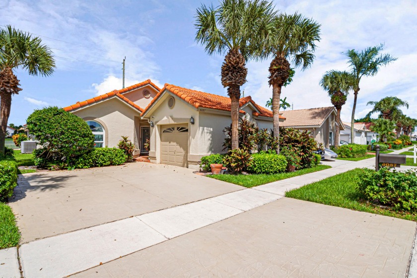 Beautifully updated 3BR/2BA in Lakeridge 55+! Roof 2011 - Beach Home for sale in Boynton Beach, Florida on Beachhouse.com