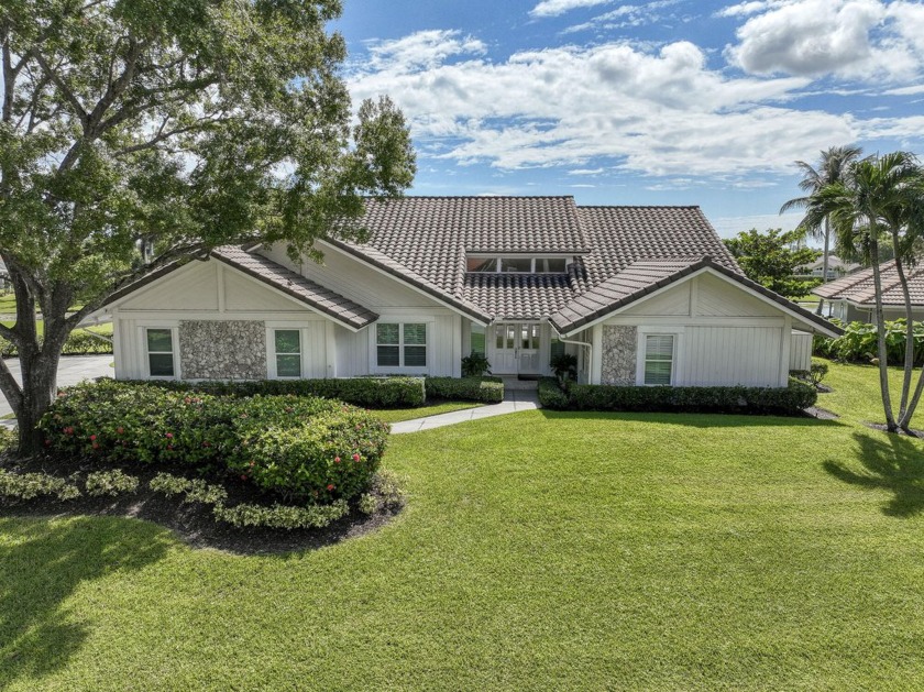 Step into recently renovated and impeccably designed 4-bedroom - Beach Home for sale in Palm Beach Gardens, Florida on Beachhouse.com