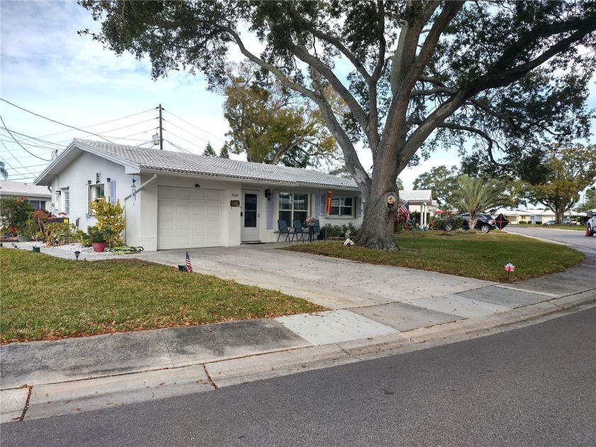COMPLETELY UPDATED! MOVE-IN READY, OVERSIZED CORNER LOT - Beach Home for sale in Pinellas Park, Florida on Beachhouse.com