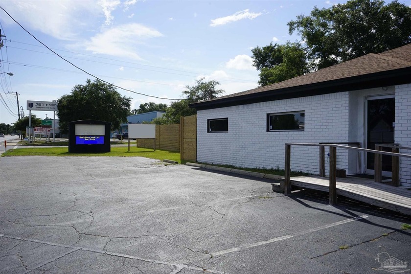 This is a Great Property close to downtown Pensacola and the - Beach Home for sale in Pensacola, Florida on Beachhouse.com