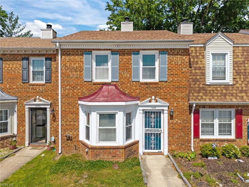 Beautifully maintained LAKE FRONT townhome located in the highly - Beach Townhome/Townhouse for sale in Chesapeake, Virginia on Beachhouse.com