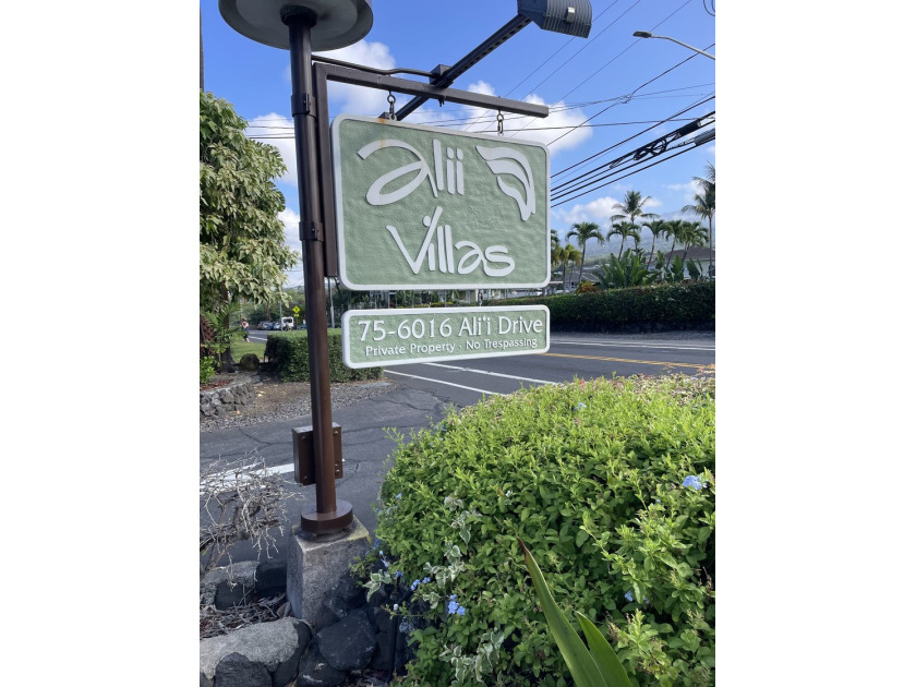 This is a leasehold property. Beautifully maintained 1 bedroom - Beach Condo for sale in Kailua Kona, Hawaii on Beachhouse.com