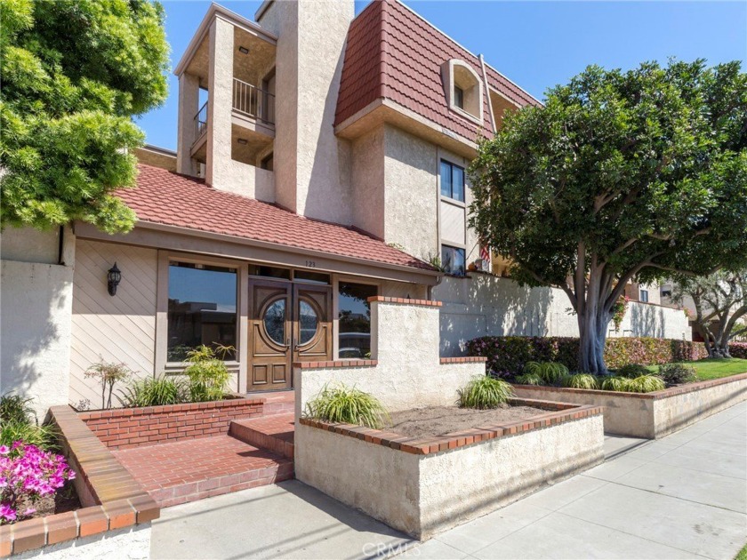 Welcome to 123 E Oak #202, Situated in the coveted Oak Park - Beach Condo for sale in El Segundo, California on Beachhouse.com