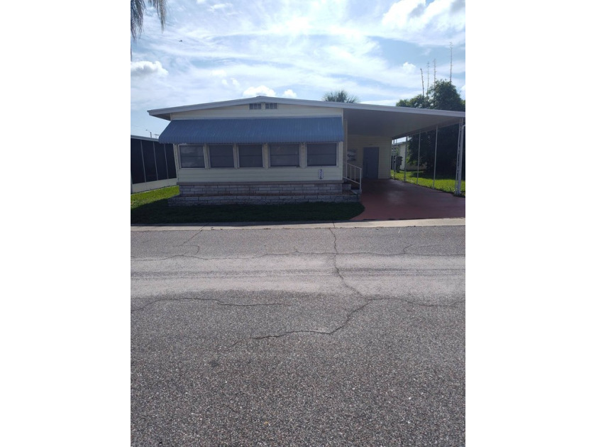 Located in a beautiful 55 plus community. (40 +year old can live - Beach Home for sale in Largo, Florida on Beachhouse.com