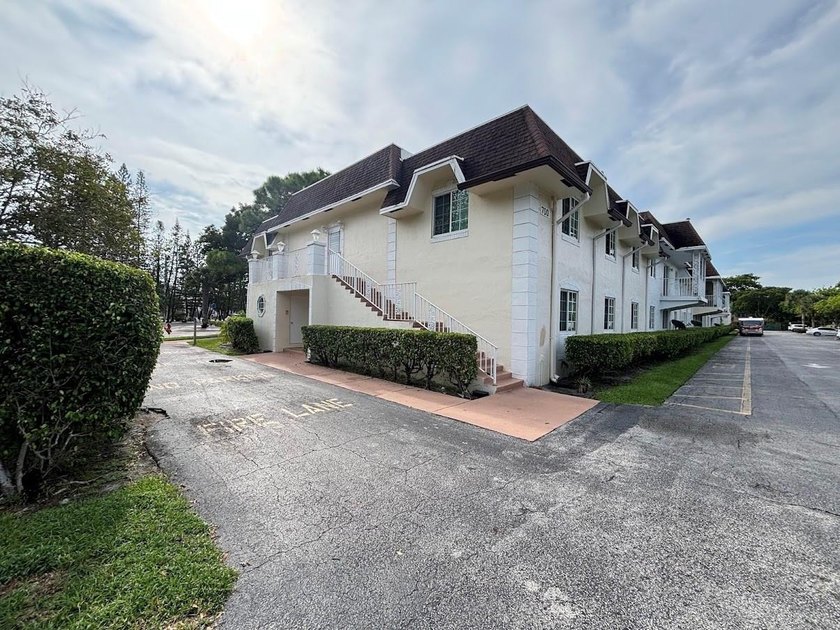 Beautiful 2 bedrooms 2 full bathrooms completely renovated. The - Beach Condo for sale in Deerfield Beach, Florida on Beachhouse.com