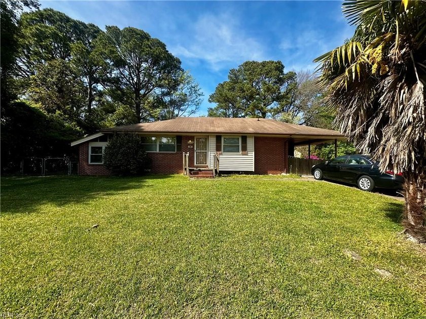 INVESTOR SPECIAL! Make this home your own. Please use caution - Beach Home for sale in Virginia Beach, Virginia on Beachhouse.com