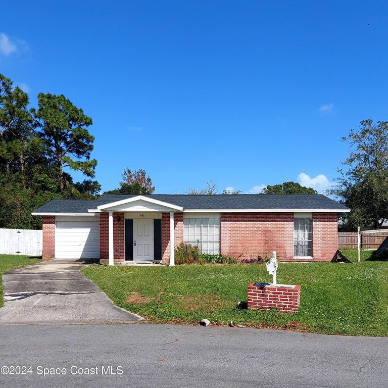 BACKUP CONTRACTS WELCOME! HANDYMAN SPECIAL! Location, location - Beach Home for sale in Melbourne, Florida on Beachhouse.com