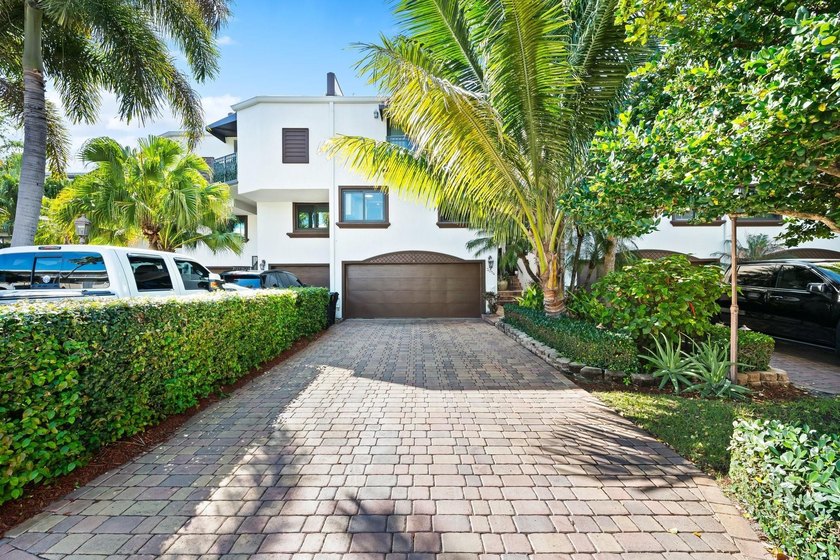 Stunning loft-style townhome steps from the beach, featuring a - Beach Townhome/Townhouse for sale in Fort Lauderdale, Florida on Beachhouse.com