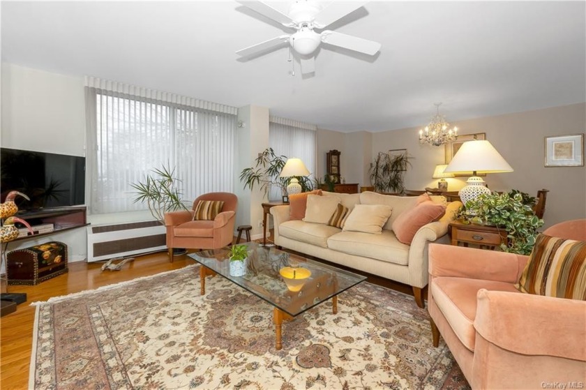 This 3 bedroom and 2 bath, 2000 sq ft condo unit is everyone's - Beach Condo for sale in New Rochelle, New York on Beachhouse.com