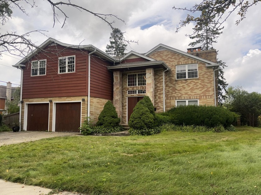 Experience this exquisite home, nestled on an extra large - Beach Home for sale in Highland Park, Illinois on Beachhouse.com