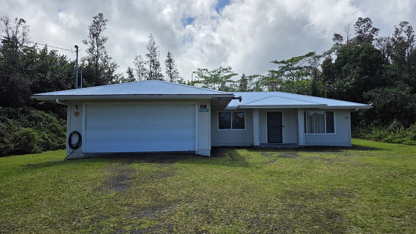 Great location! Charming 3 bedroom home on paved 32nd Ave. Open - Beach Home for sale in Keaau, Hawaii on Beachhouse.com
