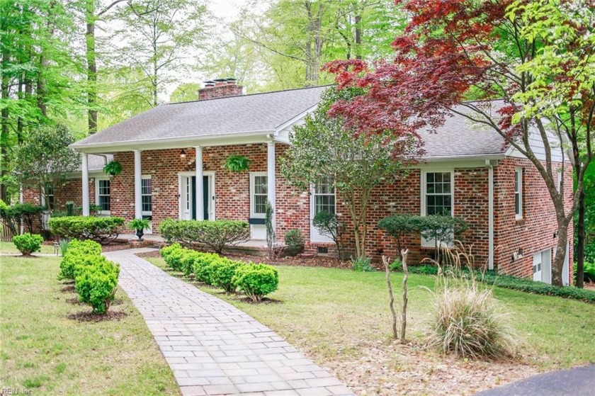 Come see this beautifully updated 3 bed/3 bath home in Queens - Beach Home for sale in Williamsburg, Virginia on Beachhouse.com