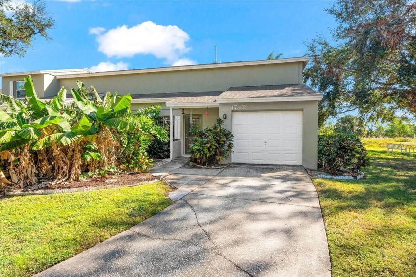 Come see this 2 bedroom 1.5 bathrooms, 1 car garage, END UNIT - Beach Townhome/Townhouse for sale in Largo, Florida on Beachhouse.com