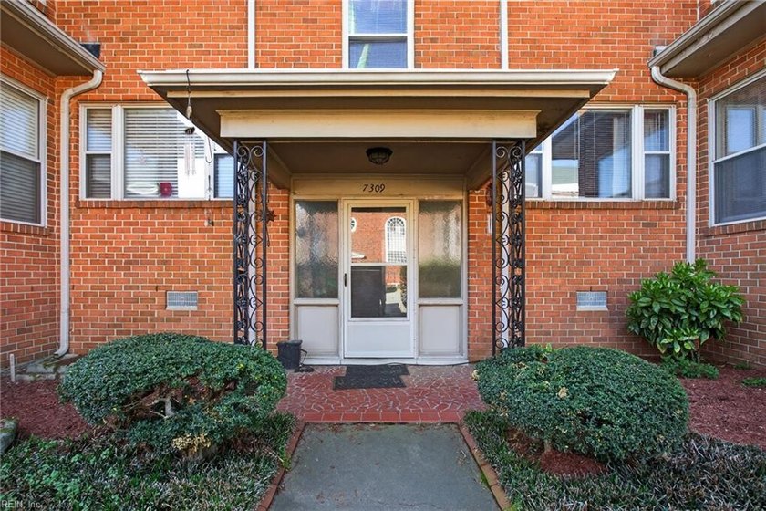 Become a shareholder in the charming Bridgeview Manor co-op - Beach Townhome/Townhouse for sale in Newport News, Virginia on Beachhouse.com