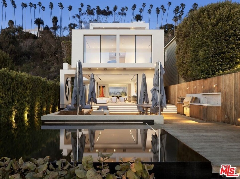 An architectural masterpiece, this one-of-a-kind beachfront - Beach Home for sale in Santa Monica, California on Beachhouse.com