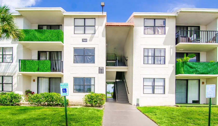 This property offers a truly remarkable waterfront view - Beach Condo for sale in West Palm Beach, Florida on Beachhouse.com