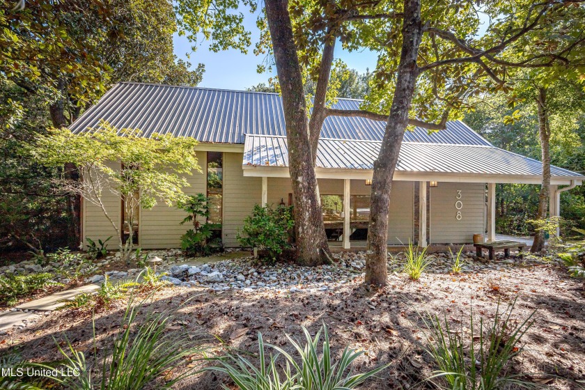 HIDDEN GEM IN THE HEART OF OCEAN SPRINGS...... Nestled among - Beach Home for sale in Ocean Springs, Mississippi on Beachhouse.com