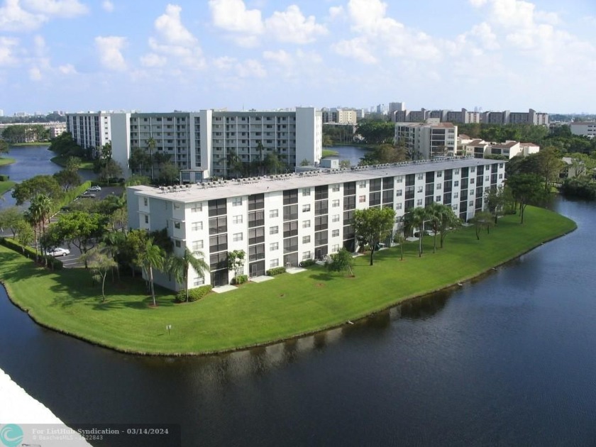 Extremely clean 2/2 with an amazing and direct lake view. This - Beach Condo for sale in Pompano Beach, Florida on Beachhouse.com