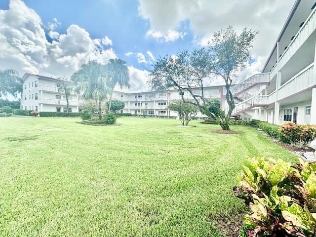 1/1.5, 3rd floor, updated kitchen, wood look floor in kitchen - Beach Condo for sale in Boca Raton, Florida on Beachhouse.com
